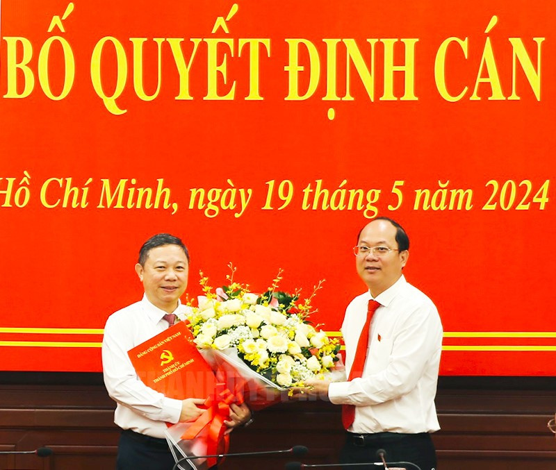 Đồng chí Nguyễn Hồ Hải tặng hoa chúc mừng đồng chí Dương Anh Đức.