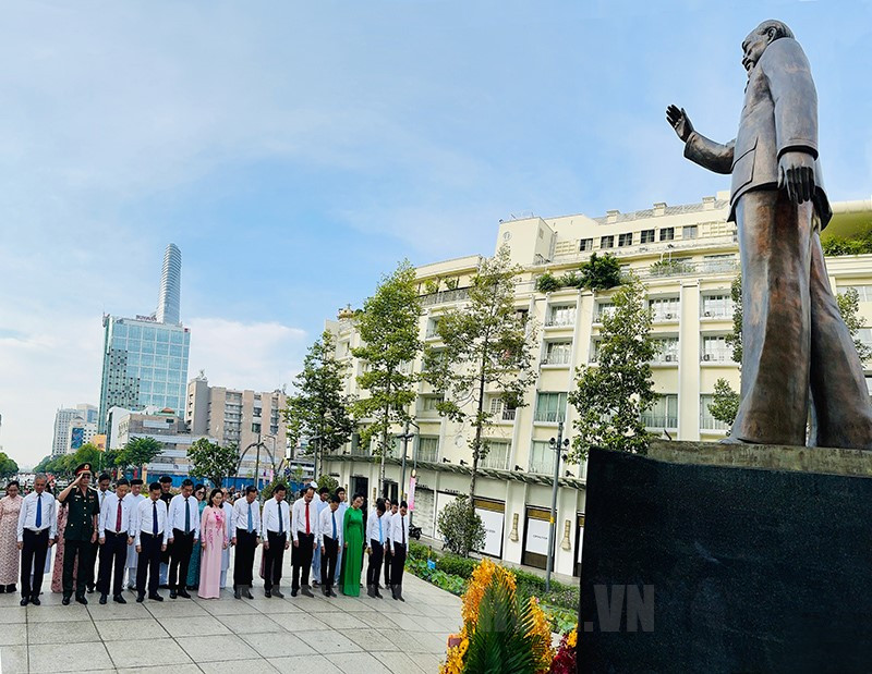 Đồng chí Nguyễn Văn Nên cùng các đại biểu dành phút tưởng niệm, dâng hoa Chủ tịch Hồ Chí Minh tại Tượng đài Chủ tịch Hồ Chí Minh