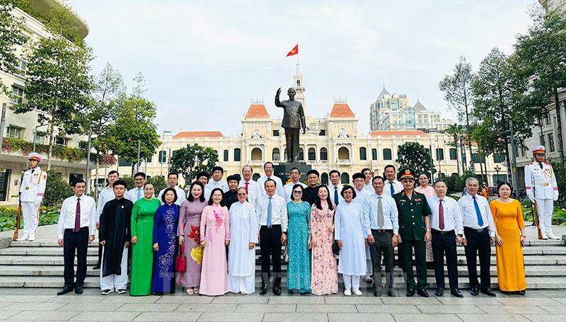 Đồng chí Nguyễn Văn Nên cùng các đồng chí lãnh đạo TP.HCM, đại biểu chụp hình lưu niệm tại Tượng đài Chủ tịch Hồ Chí Minh