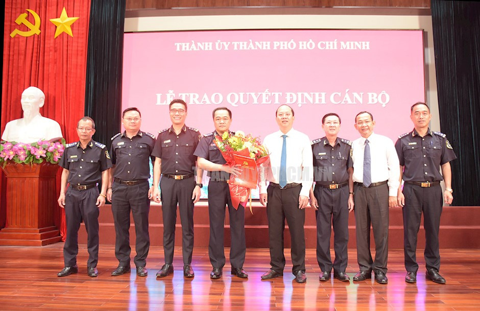 Các đại biểu chúc mừng đồng chí Nguyễn Hoàng Tuấn