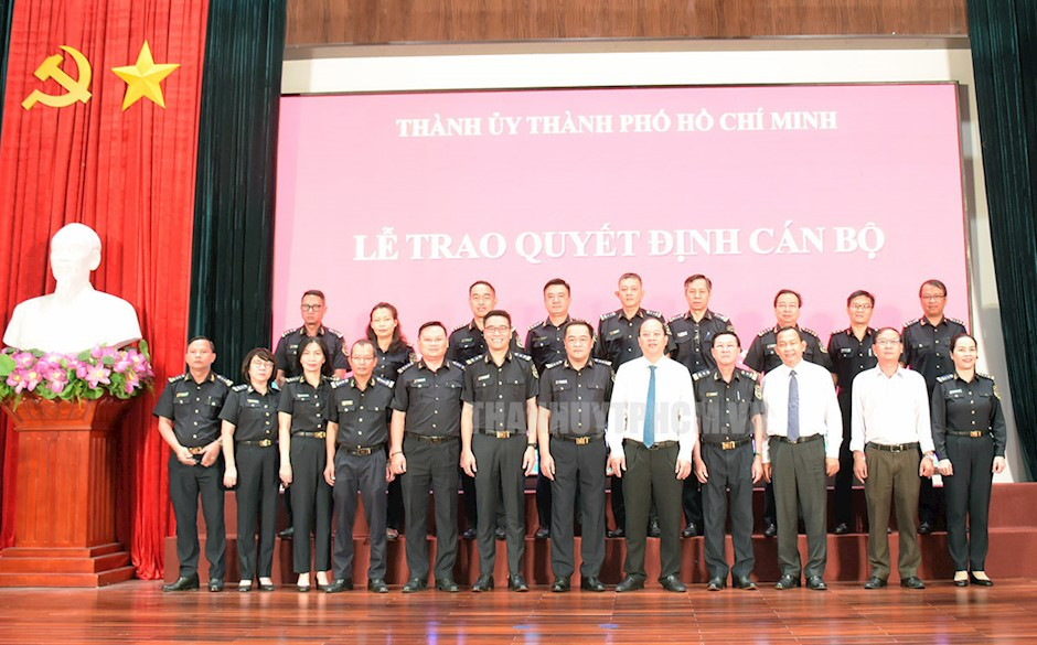 Đồng chí Nguyễn Hồ Hải chụp hình lưu niệm cùng các đại biểu