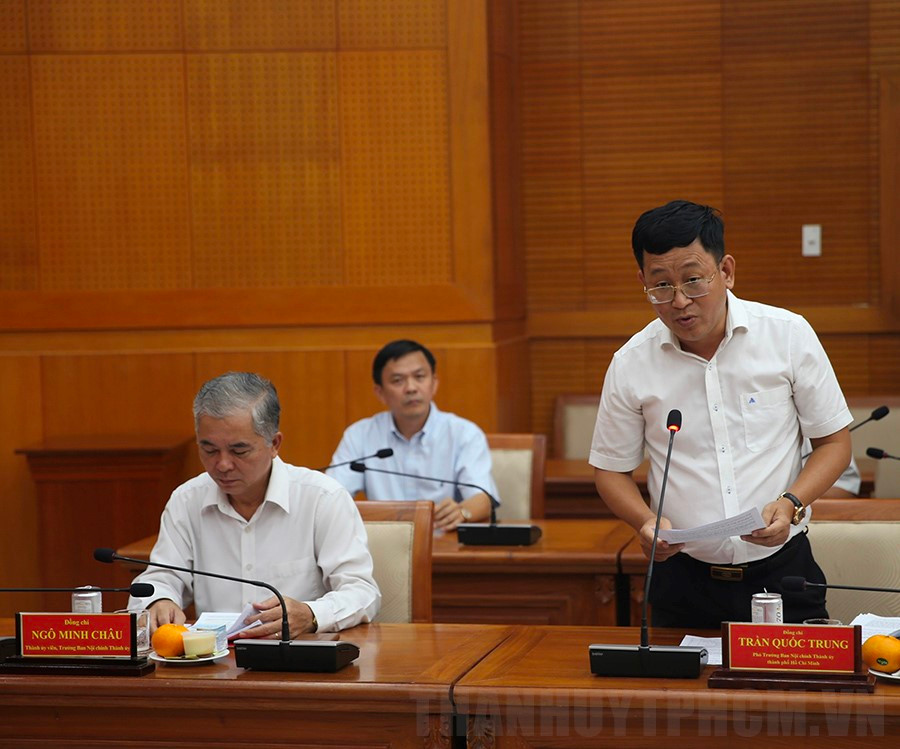 Đồng chí Trần Quốc Trung, Phó Trưởng ban Nội chính Thành ủy TP.HCM báo cáo tại phiên họp