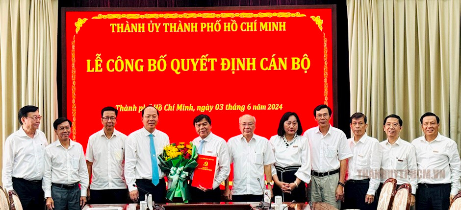 Đồng chí Nguyễn Hồ Hải cùng lãnh đạo Ban Tuyên giáo Thành ủy TP.HCM và Báo SGGP tặng hoa chúc mừng đồng chí Tăng Hữu Phong