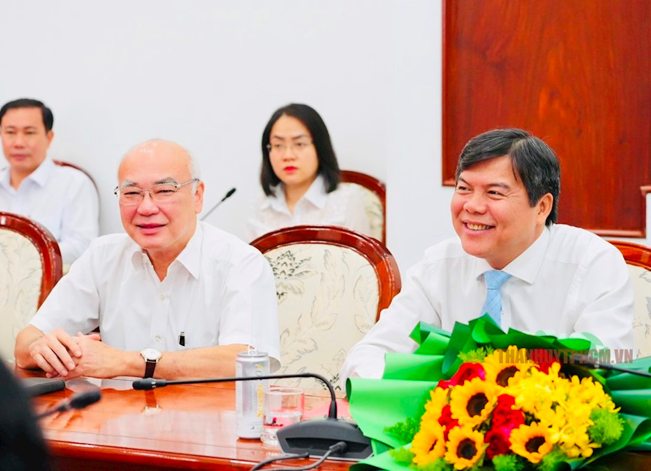 Đồng chí Phan Nguyễn Như Khuê và đồng chí Tăng Hữu Phong tại buổi lễ trao quyết định cán bộ