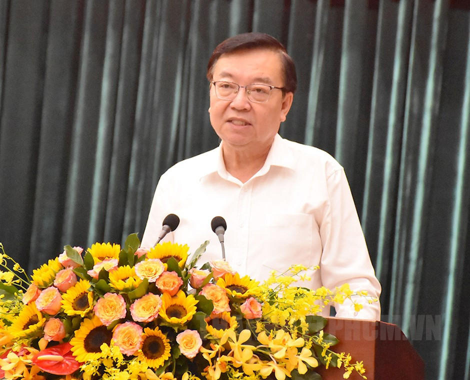 Đồng chí Lê Hồng Sơn báo cáo tại Hội nghị