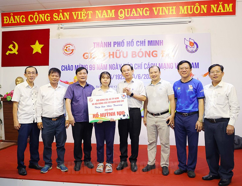 Bí thư Thành ủy TP.HCM Nguyễn Văn Nên và đại diện lãnh đạo các cơ quan báo chí trao số tiền quyên góp sau trận đấu tặng trường hợp học sinh có hoàn cảnh khó khăn.