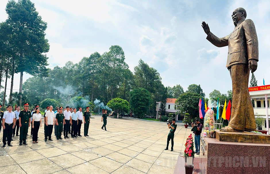 Đồng chí Nguyễn Hồ Hải cùng các thành viên trong đoàn dâng hoa tưởng niệm Chủ tịch Hồ Chí Minh