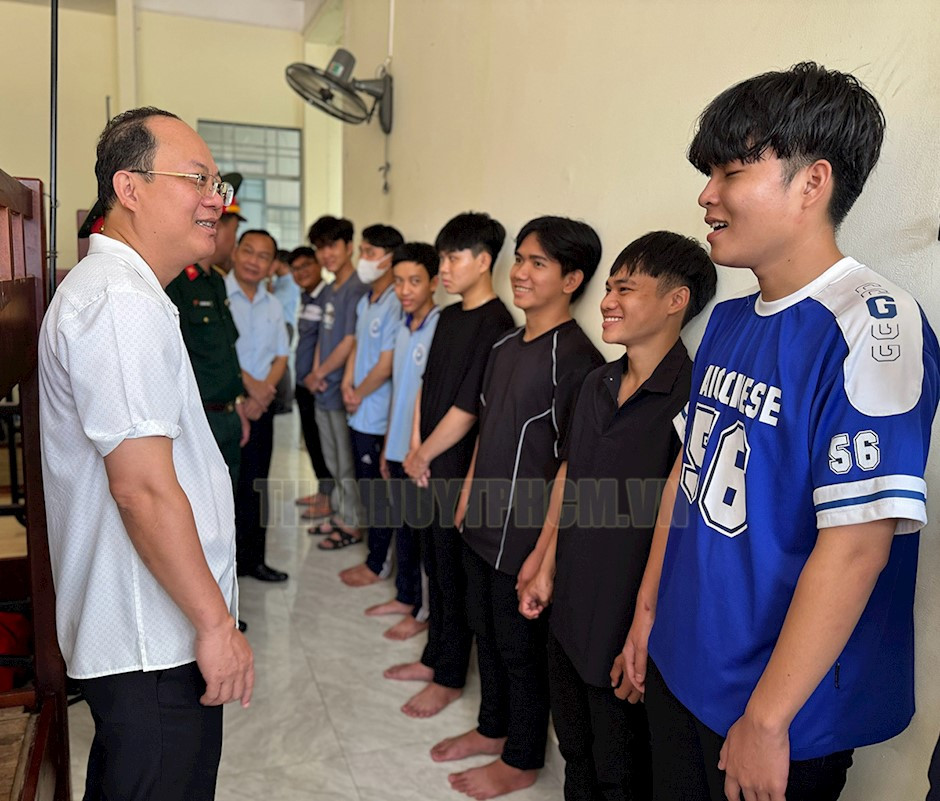 Đồng chí Nguyễn Hồ Hải thăm hỏi, động viên các học viên