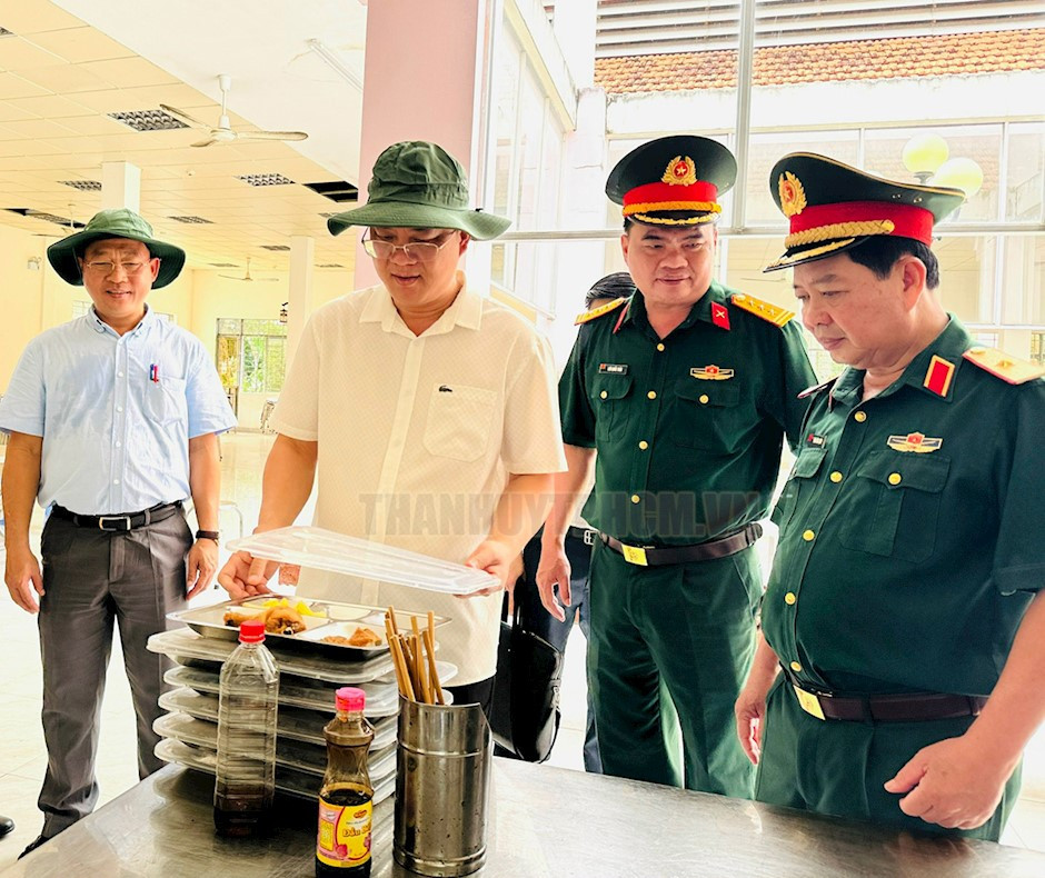 Đồng chí Nguyễn Hồ Hải kiểm tra phần ăn của học viên