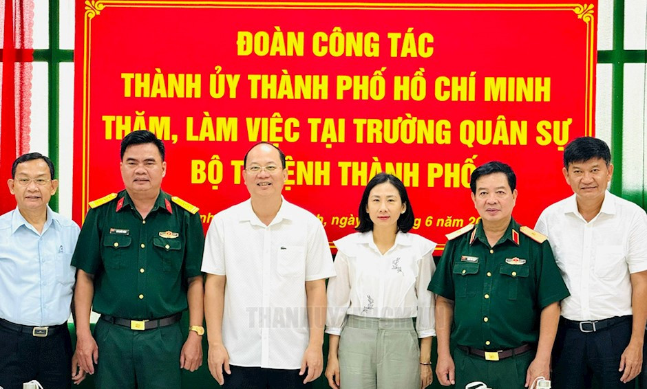 Đồng chí Nguyễn Hồ Hải cùng các thành viên trong đoàn chụp ảnh lưu niệm tại buổi làm việc