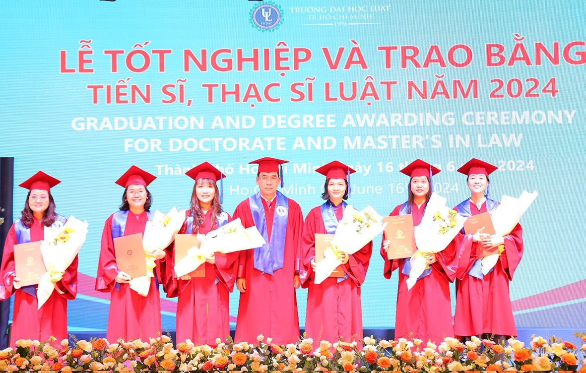 ulaw-ts.-le-truong-son-hieu-truong-truong-dh-luat-tp.hcm-trao-bang-tot-nghiep-1.jpg