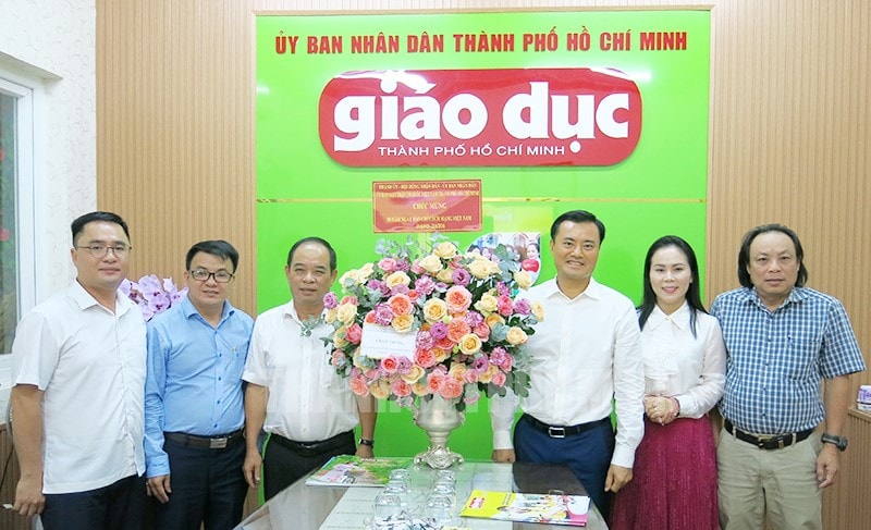 Phó Chủ tịch UBND TP.HCM Bùi Xuân Cường thăm, chúc mừng Tạp chí Giáo dục TP.HCM