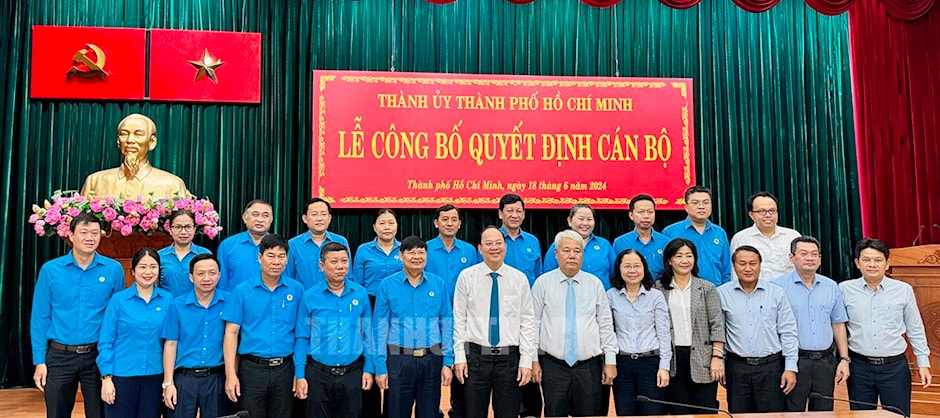 Đồng chí Nguyễn Hồ Hải cùng tập thể Ban Thường vụ Liên đoàn Lao động TP và Quận 7 chúc mừng đồng chí Võ Khắc Thái