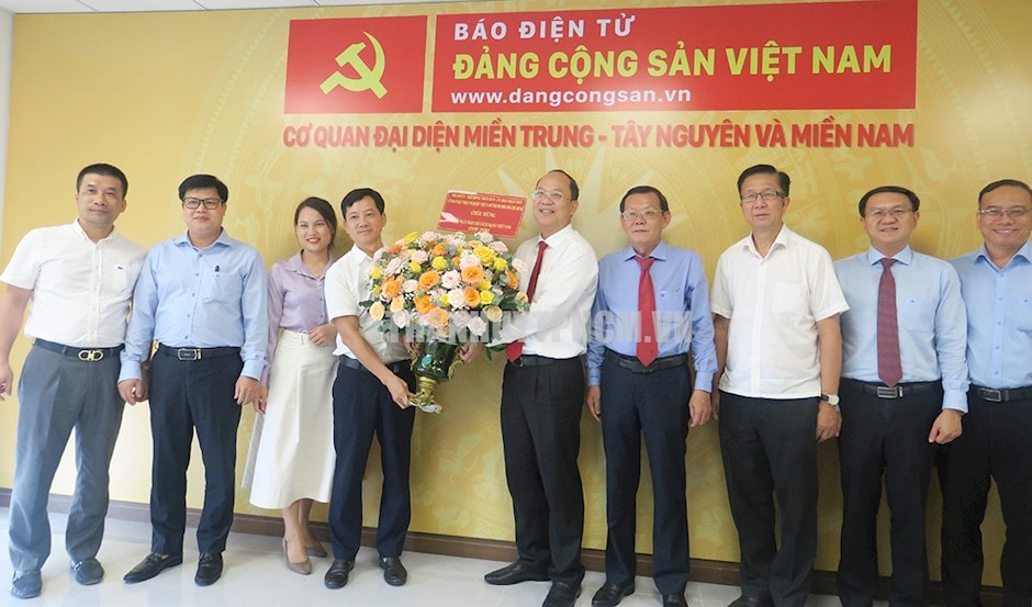 Phó Bí thư Thường trực Thành ủy TP.HCM Nguyễn Hồ Hải thăm và chúc mừng tại Cơ quan đại diện khu vực miền Trung - Tây Nguyên và miền Nam - Báo Điện tử Đảng Cộng sản Việt Nam