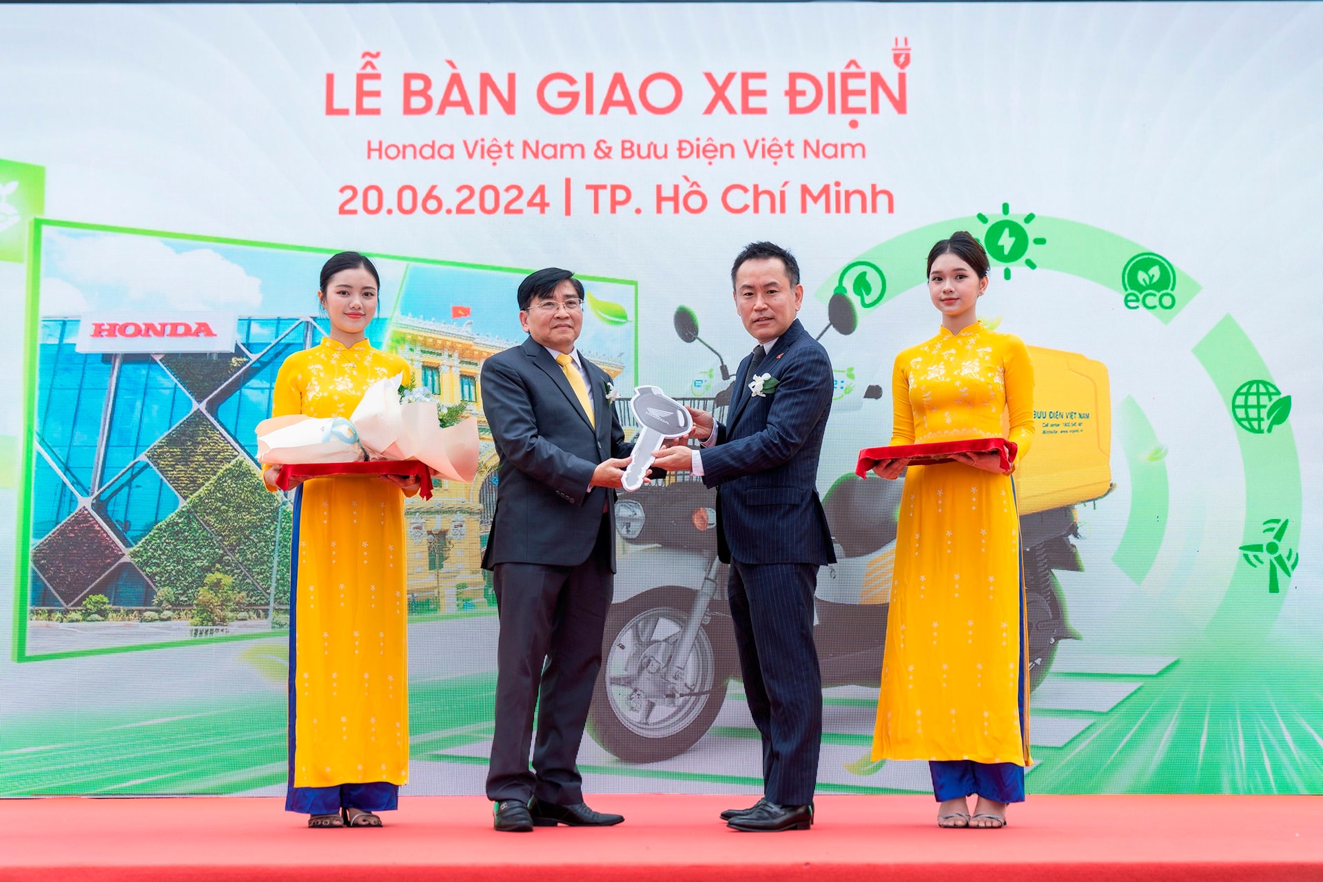 hvn-va-vietnam-post-ban-giao-130-xe-dien-giao-hang.jpg