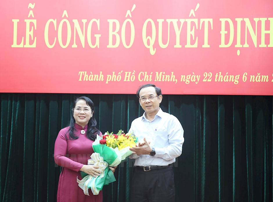 Đồng chí Nguyễn Văn Nên tặng hoa chúc mừng đồng chí Trần Kim Yến.