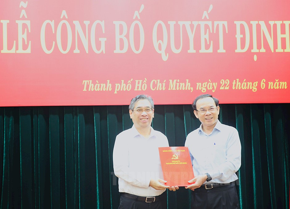 Đồng chí Nguyễn Văn Nên trao quyết định cho đồng chí Nguyễn Phước Lộc.