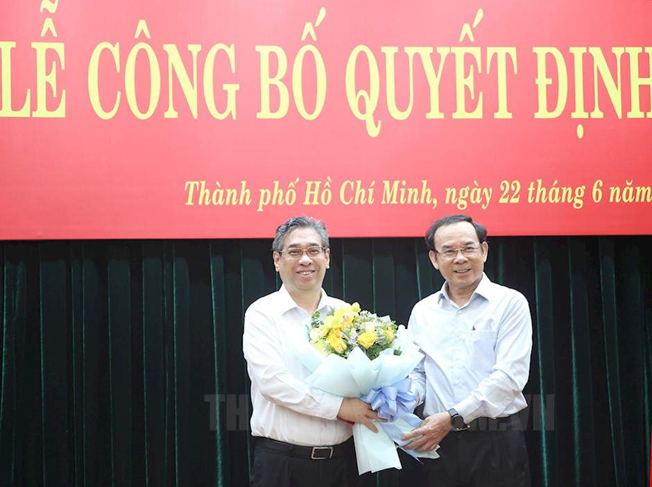 Đồng chí Nguyễn Văn Nên tặng hoa chúc mừng đồng chí Nguyễn Phước Lộc.