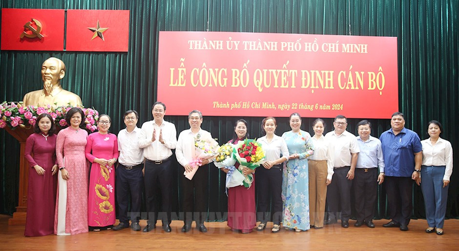 Ban Thường trực Ủy ban MTTQ Việt Nam TP tặng hoa chúc mừng đồng chí Nguyễn Phước Lộc và đồng chí Trần Kim Yến.