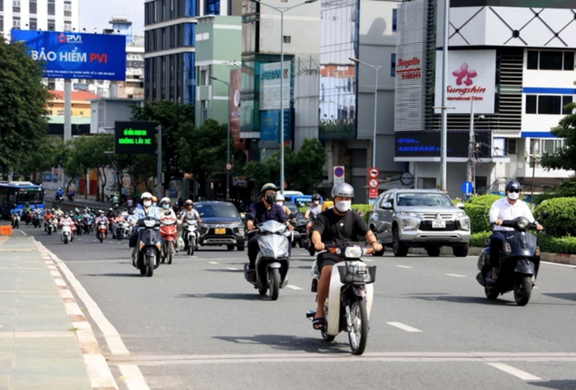 Các phương tiện lưu thông trên cầu Công Lý, giáp ranh quận Phú Nhuận và quận 3. (Ảnh: Hồng Đạt/TTXVN)