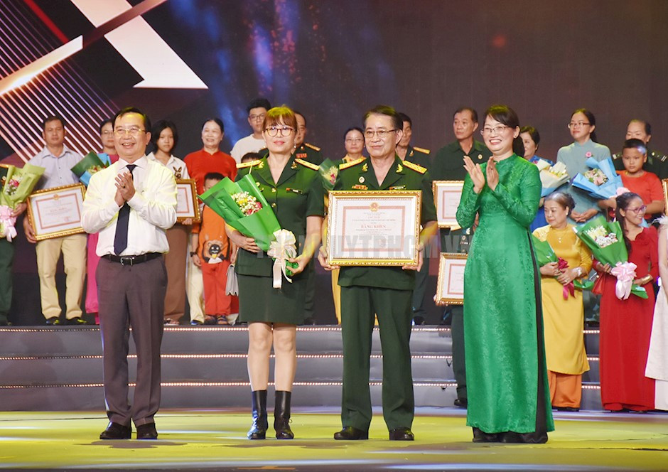 Đồng chí Trần Thị Diệu Thúy và Giám đốc Sở Văn hóa – Thể thao TP Trần Thế Thuận chúc mừng gia đình văn hóa - hạnh phúc tiêu biểu được tuyên dương tại chương trình