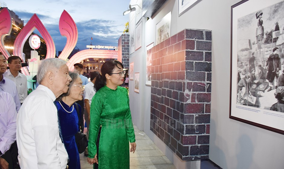 Các đại biểu tham quan các hình ảnh tư liệu được trưng bày tại khu vực phố đi bộ Nguyễn Huệ (Quận 1)