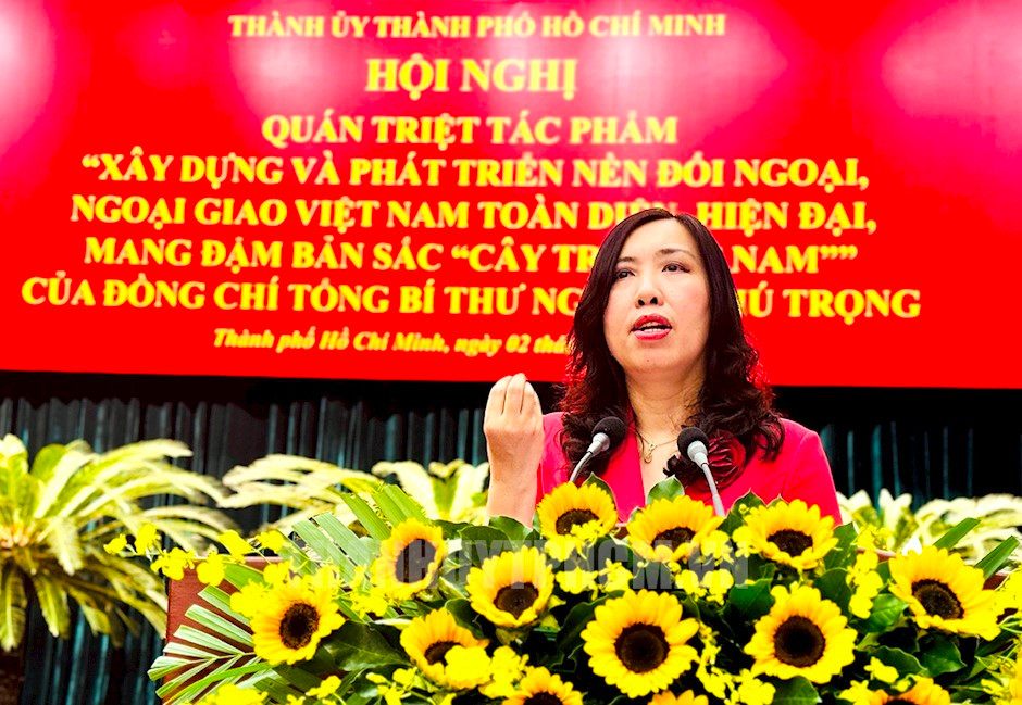 Đồng chí Lê Thị Thu Hằng báo cáo tại hội nghị