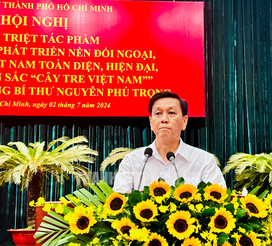 Đồng chí Nguyễn Thọ Truyền điều hành chương trình hội nghị
