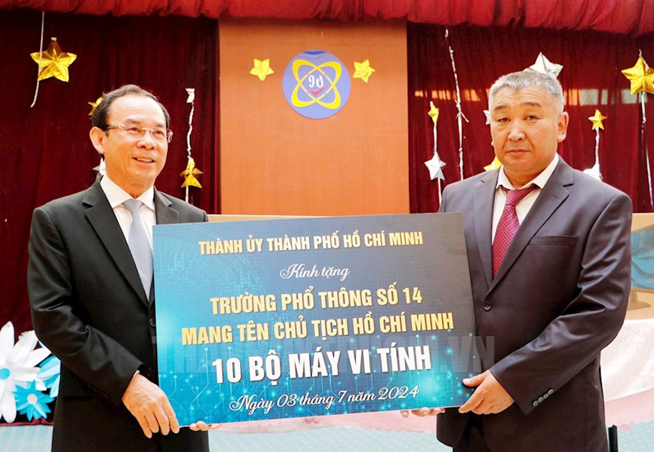Đồng chí Nguyễn Văn Nên trao tặng 10 bộ máy vi tính đến Trường Hồ Chí Minh.