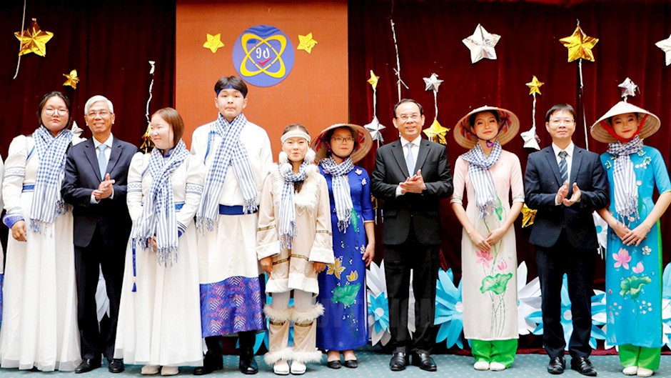 Bí thư Thành ủy TP.HCM Nguyễn Văn Nên tặng quà lưu niệm đến giáo viên và học sinh Trường Hồ Chí Minh