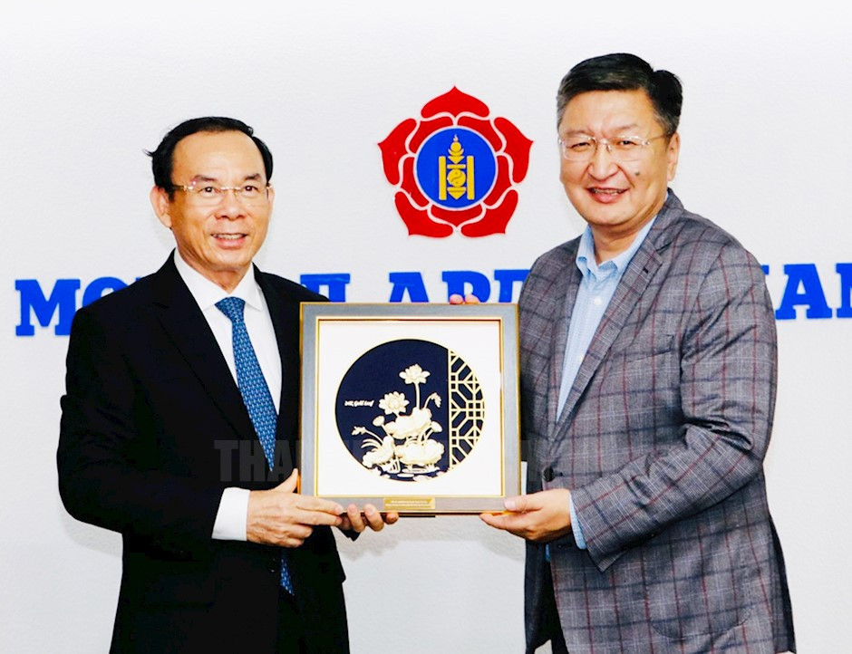 Bí thư Thành ủy TP.HCM Nguyễn Văn Nên tặng quà lưu niệm Tổng Thư ký Đảng Nhân dân Mông Cổ Yangug Sodbaatar.