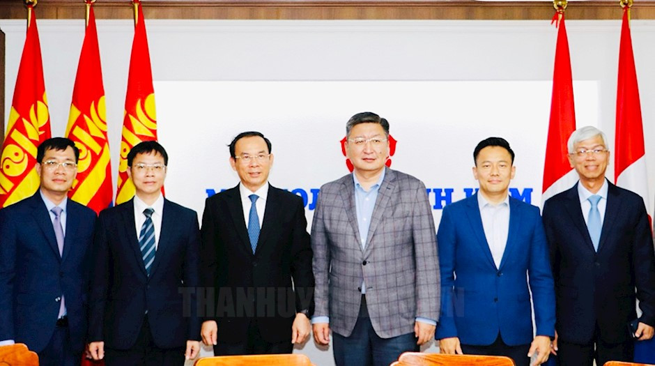 Bí thư Thành ủy TP.HCM Nguyễn Văn Nên cùng đoàn chụp hình lưu niệm cùng Tổng Thư ký Đảng Nhân dân Mông Cổ.