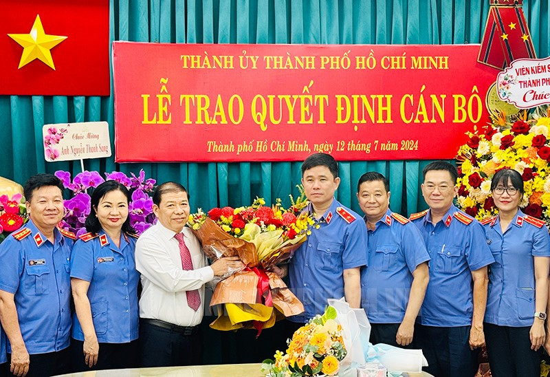 Đồng chí Nguyễn Đức Thái cùng tập thể Viện Kiểm sát Nhân dân TP tặng hoa chúc mừng đồng chí Nguyễn Thanh Sang.