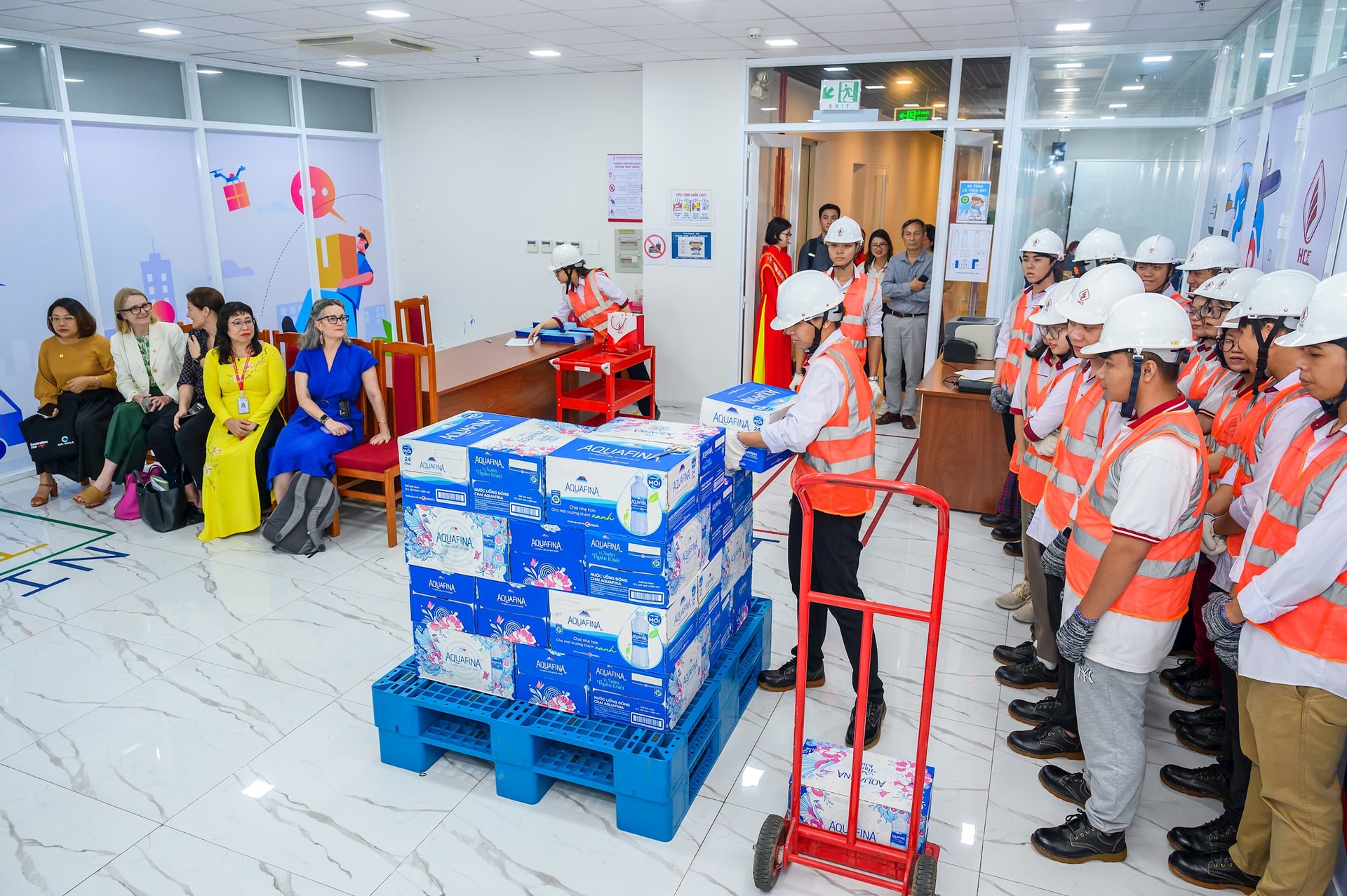 sinh-vien-thuc-hanh-logistics.jpg