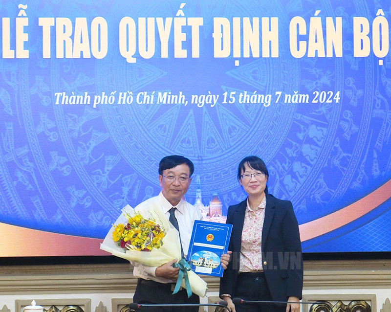 Phó Chủ tịch UBND TP.HCM Trần Thị Diệu Thúy trao quyết định và tặng hoa chúc mừng đồng chí Đỗ Thanh Vân.