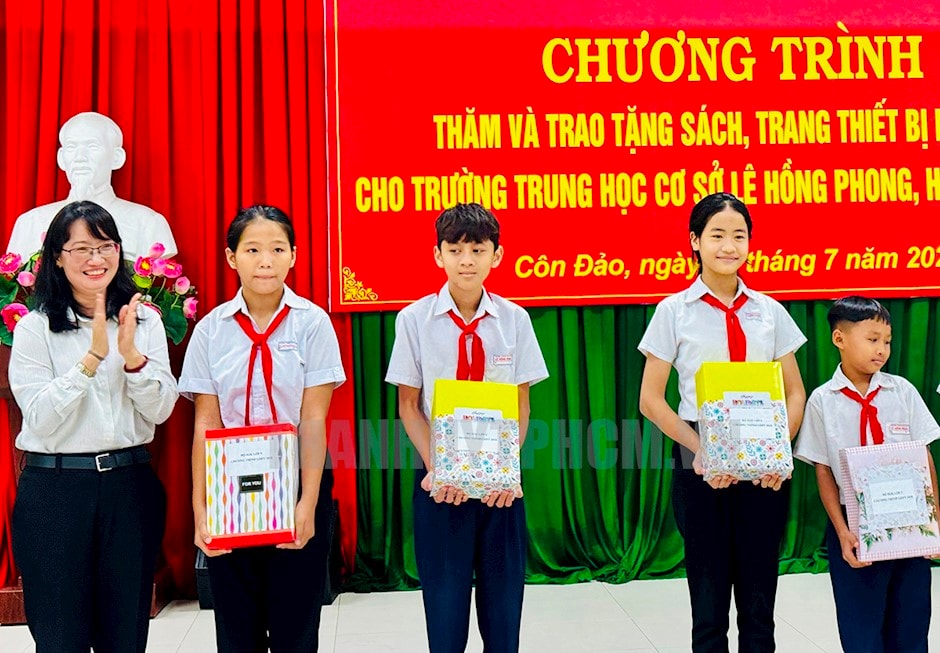 Đồng chí Trần Thị Diệu Thuý trao quà tặng các em học sinh