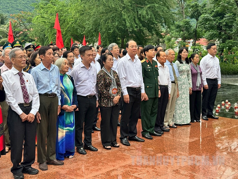 Đồng chí Nguyễn Hồ Hải cùng các đại biểu dâng hoa tưởng niệm các anh hùng liệt sĩ tại nghĩa trang Hàng Keo