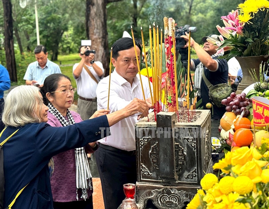 Đại biểu dâng hương tưởng niệm các anh hùng liệt sĩ tại nghĩa trang Hàng Keo