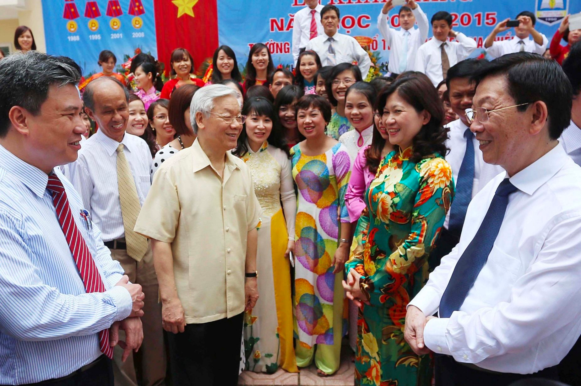 tong-bi-thu-nguyen-phu-trong-tham-truong-thpt-nguyen-gia-thieu.png