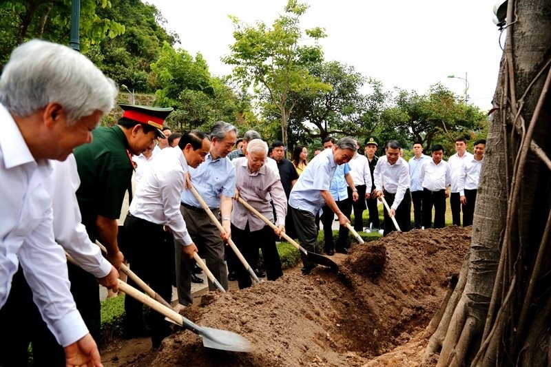 tong-bi-thu-nguyen-phu-trong-va-doan-trong-cay-luu-niem-tai-cua-khau-quoc-te-huu-nghi..jpg