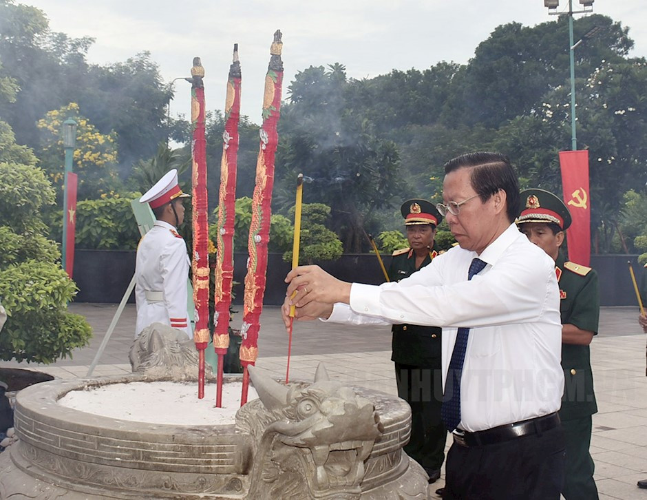 Chủ tịch UBND TPHCM Phan Văn Mãi dâng hương tại Nghĩa trang Liệt sĩ TPHCM