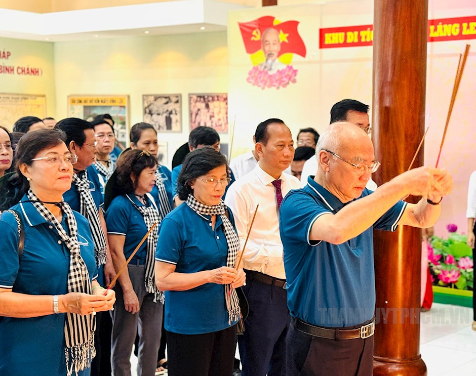 Đồng chí Phan Nguyễn Như Khuê cùng các đại biểu dâng hương tưởng niệm Chủ tịch Hồ Chí Minh tại Khu di tích Láng Le – Bàu Cò