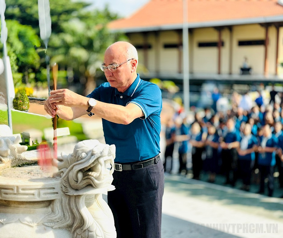 Đồng chí Phan Nguyễn Như Khuê dâng hương tưởng niệm các anh hùng liệt sĩ tại Khu di tích Láng Le – Bàu Cò