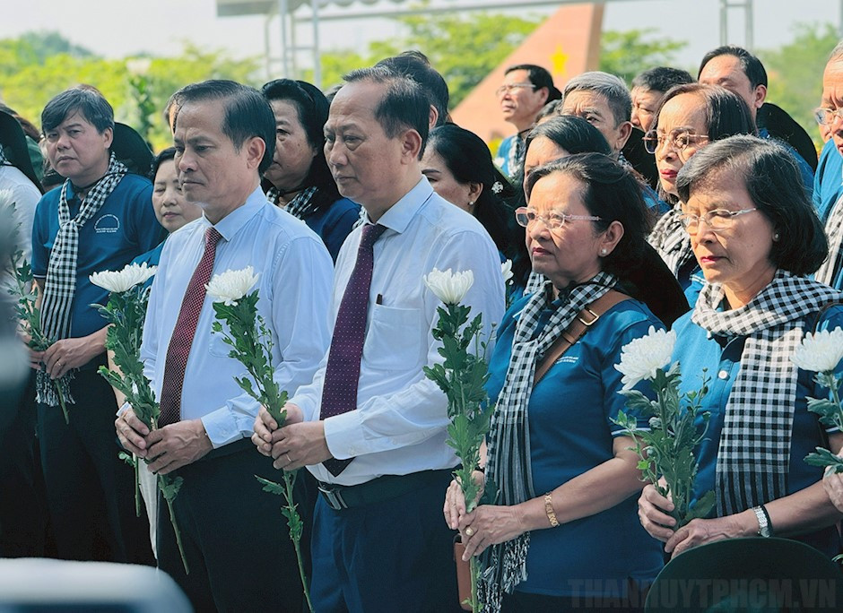 Đồng chí Phạm Phương Thảo cùng các đại biểu dâng hoa tưởng niệm các anh hùng liệt sĩ tại Khu truyền thống cách mạng Cuộc Tổng tiến công và nổi dậy Xuân Mậu Thân 1968