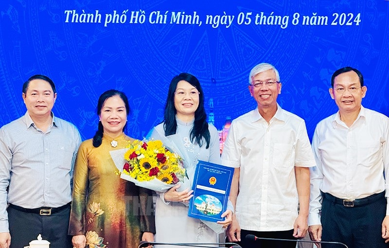 Đồng chí Võ Văn Hoan cùng đại biểu tặng hoa chúc mừng đồng chí Nguyễn Thị Đoan Trang.