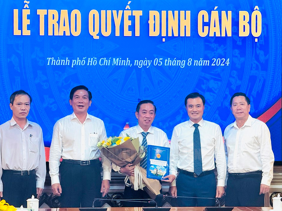 Đồng chí Bùi Xuân Cường cùng lãnh đạo Ban Quản lý dự án đầu tư xây dựng các công trình giao thông tặng hoa chúc mừng đồng chí Trịnh Linh Phương