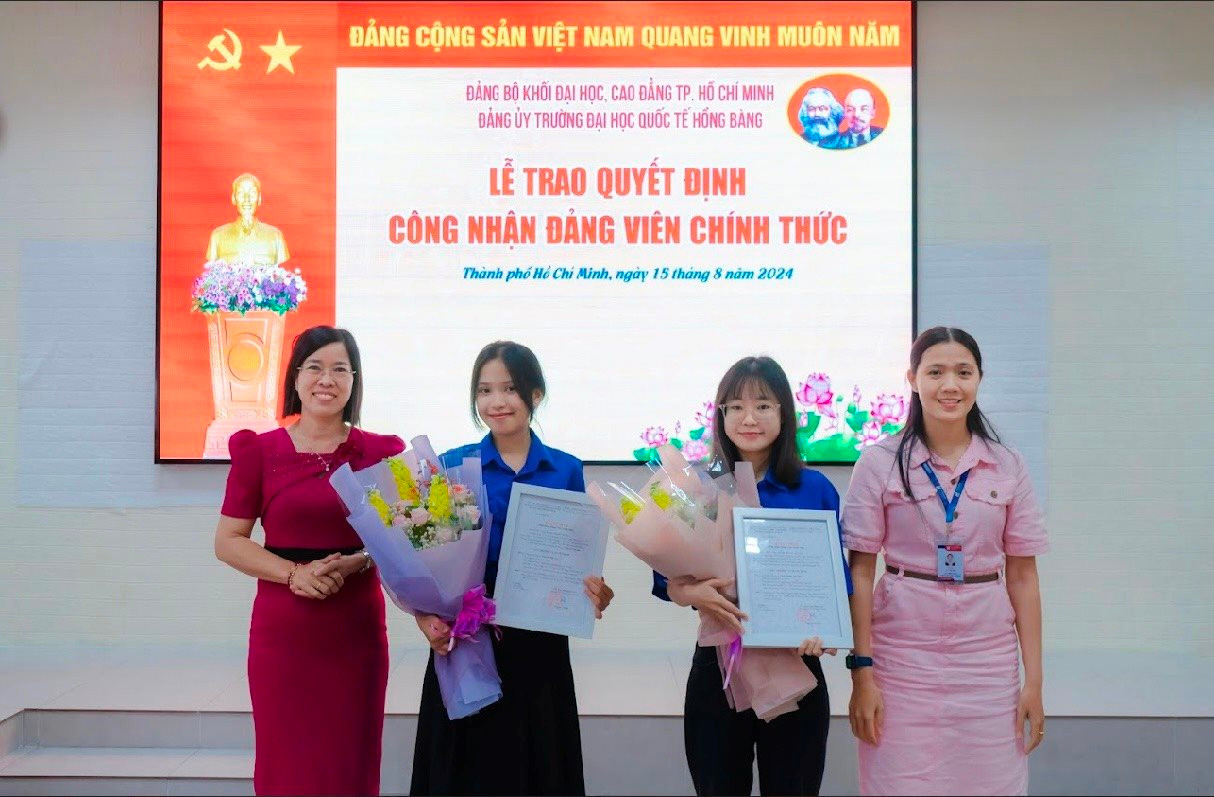 hinh-4.-trao-quyet-dinh-cong-nhan-dang-vien-chinh-thuc.jpg