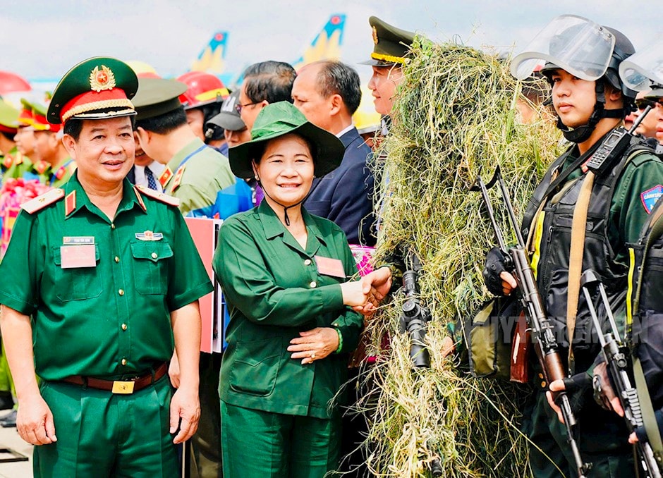 Đồng chí Nguyễn Thị Lệ trao đổi với các lực lượng diễn tập