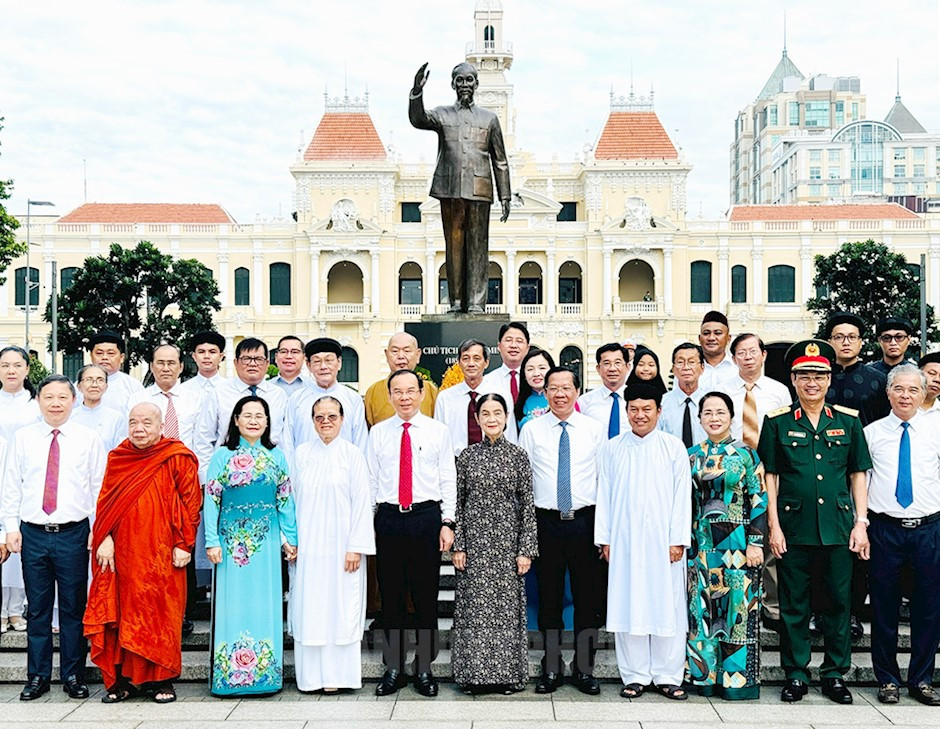 Các đại biểu chụp ảnh lưu niệm tại Công viên Tượng đài Chủ tịch Hồ Chí Minh