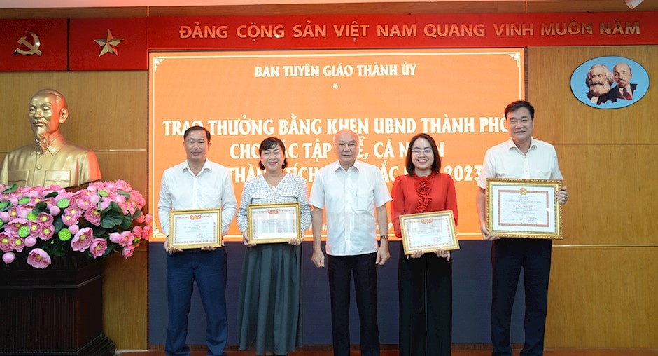 Đồng chí Phan Nguyễn Như Khuê trao Bằng khen của UBND TPHCM cho các tập thể